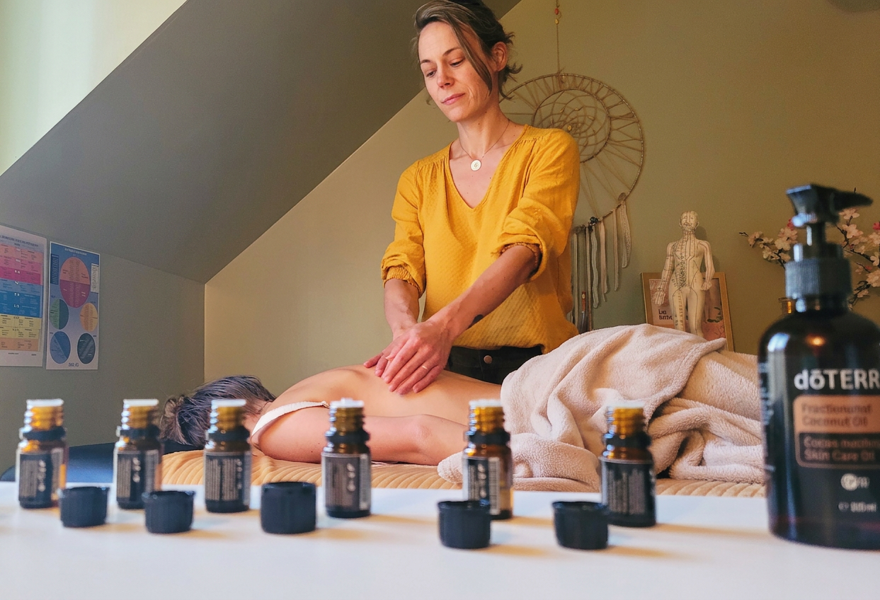 Kinésiologue pratiquant la technique AromaTouch avec des huiles essentielles à Lesneven